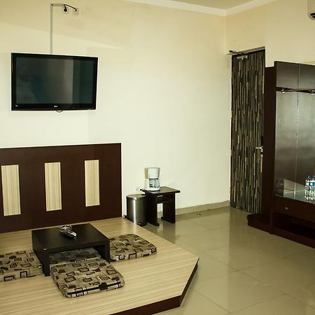 Vindhika Hotel Makassar Exterior photo