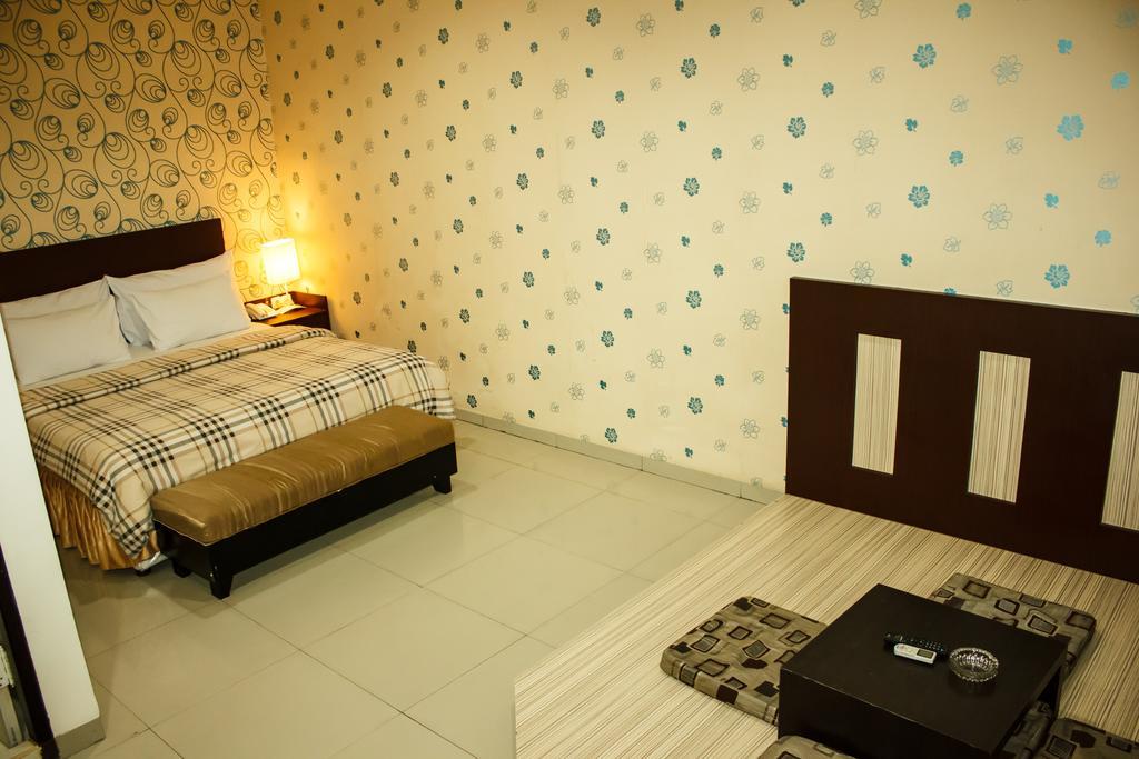 Vindhika Hotel Makassar Exterior photo