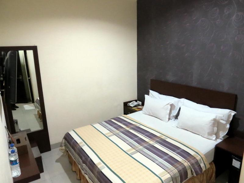Vindhika Hotel Makassar Room photo