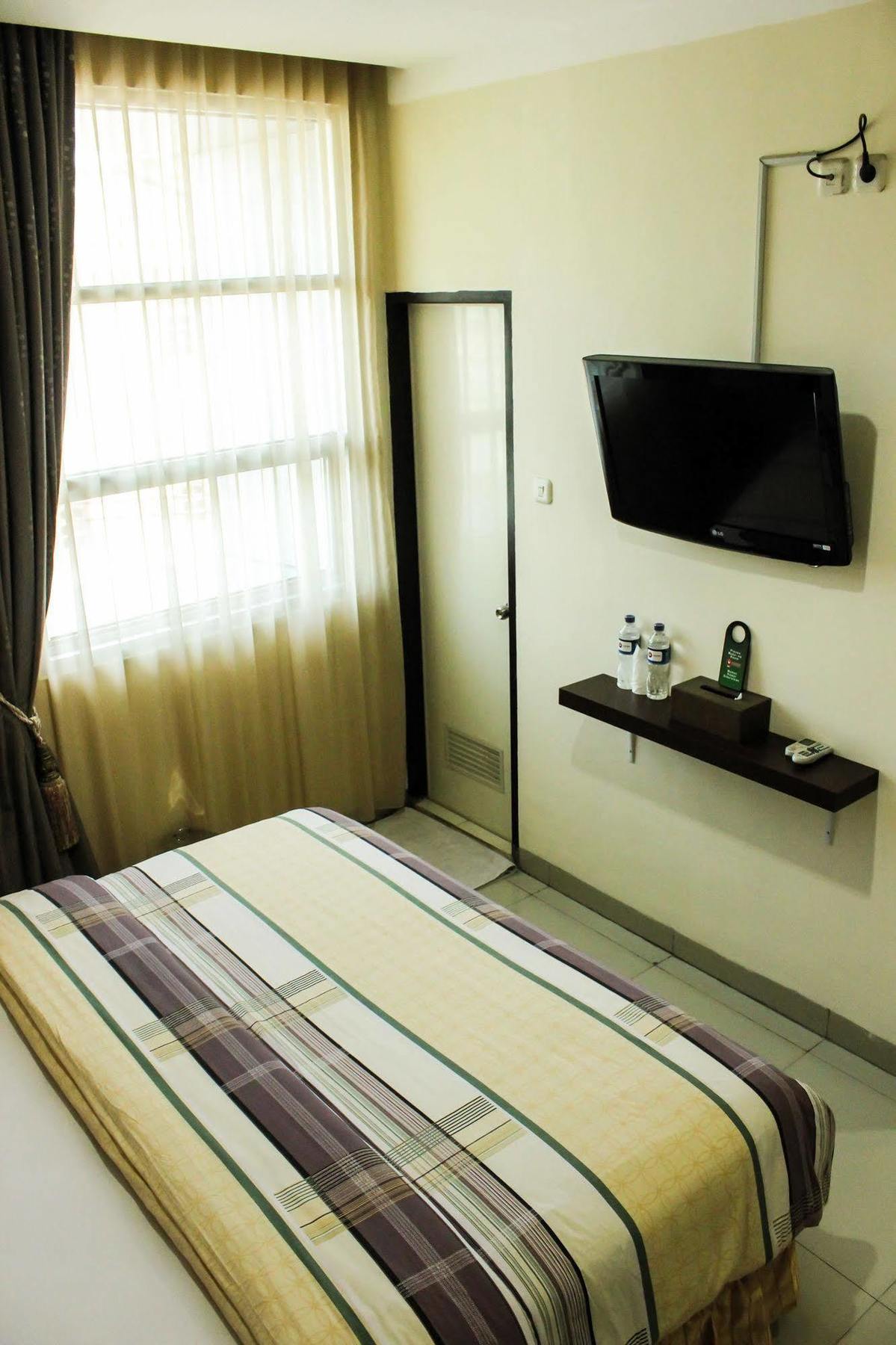 Vindhika Hotel Makassar Exterior photo
