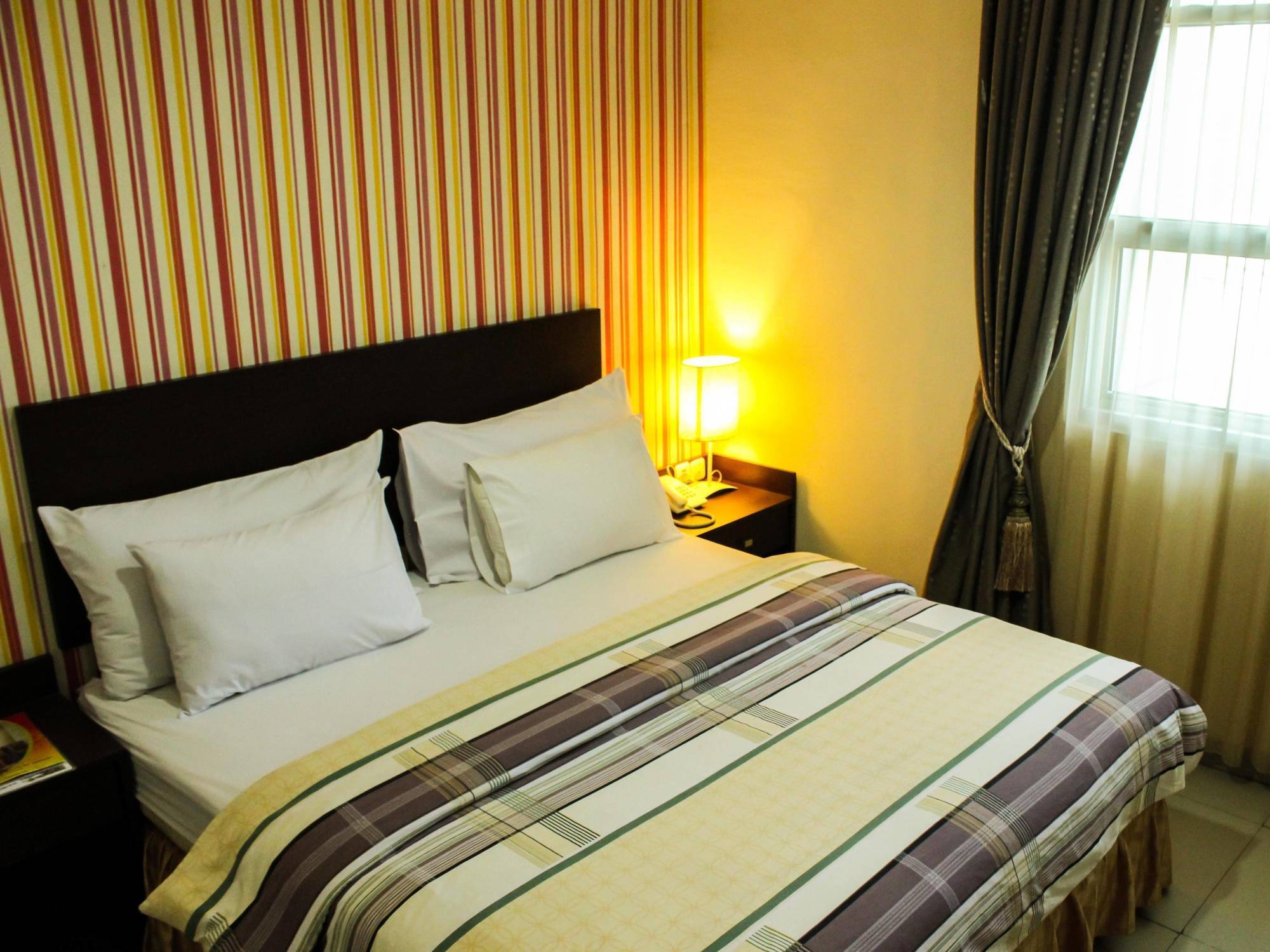 Vindhika Hotel Makassar Exterior photo