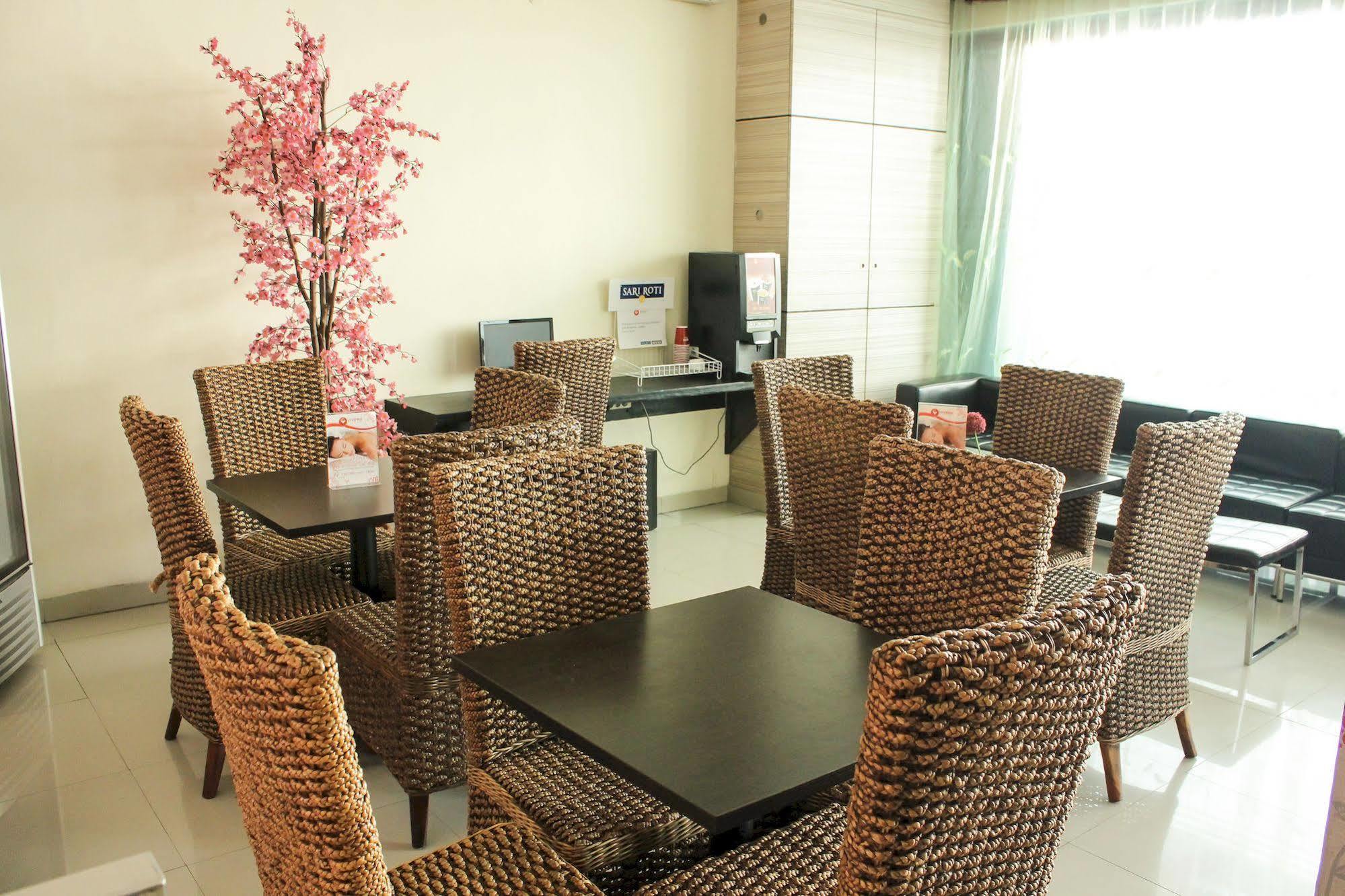 Vindhika Hotel Makassar Exterior photo